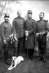 Underofficerare ingenjörkåren 1905. Från vänster sergeanterna Olsson, Lange, Stenström, okänd samt en hund.