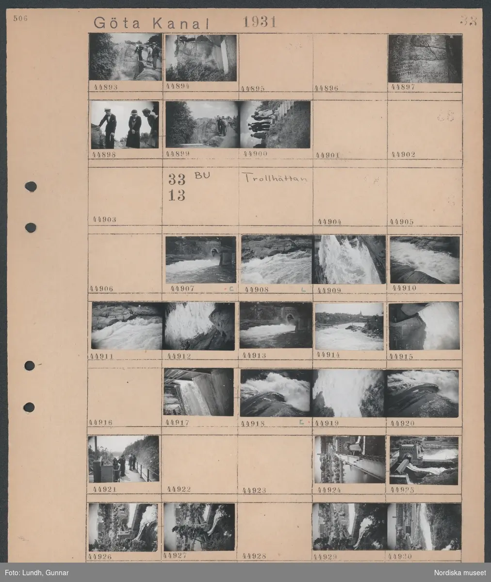 Motiv: Göta Kanal, Trollhättan;
En grupp människor står vid Kungstenen.

Motiv: Göta Kanal, Trollhättan;
Landskapsvy med fors, stadsvy med kraftverk.