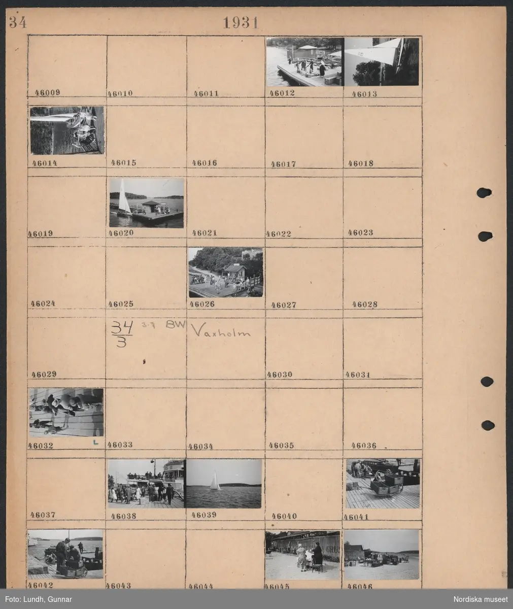 Motiv: Stockholm - Vaxholm;
Människor på en brygga med skylt "Edlunda", en segelbåt, människor på en brygga med skylt "Höganäs".

Motiv: Vaxholm;
Människor står på en brygga och en båt lägger till, en segelbåt, två män lyfter backar med flaskor på en brygga, folksamling vid möbler utställda på en grusplan (troligen en auktion).
