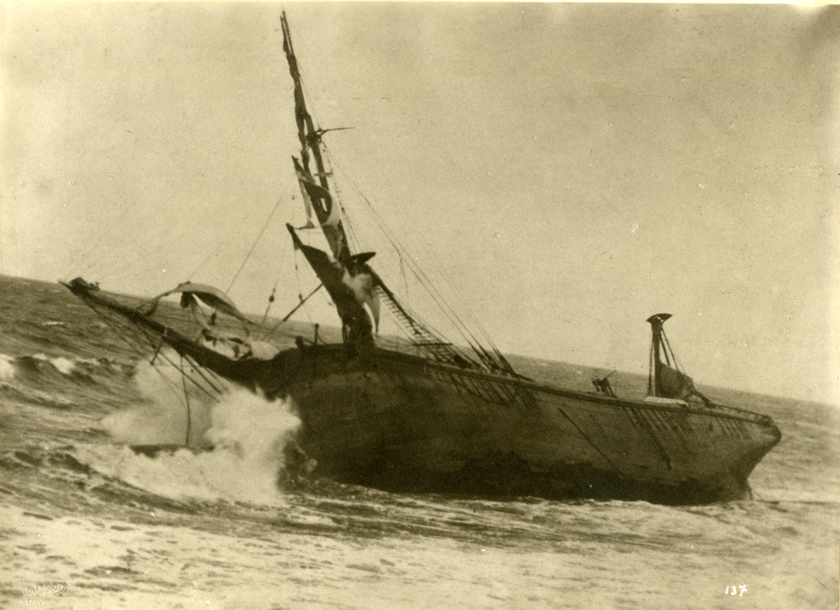 Bark 'Bengal' (ex svensk s.n.)(b. 1874, A. A. Brodin, Gävle, Sverige), - strandet som vrak ved Whitehaven i 1902.