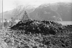 Dokumentasjonsbilder i serie fra arkeologiske utgravingar av