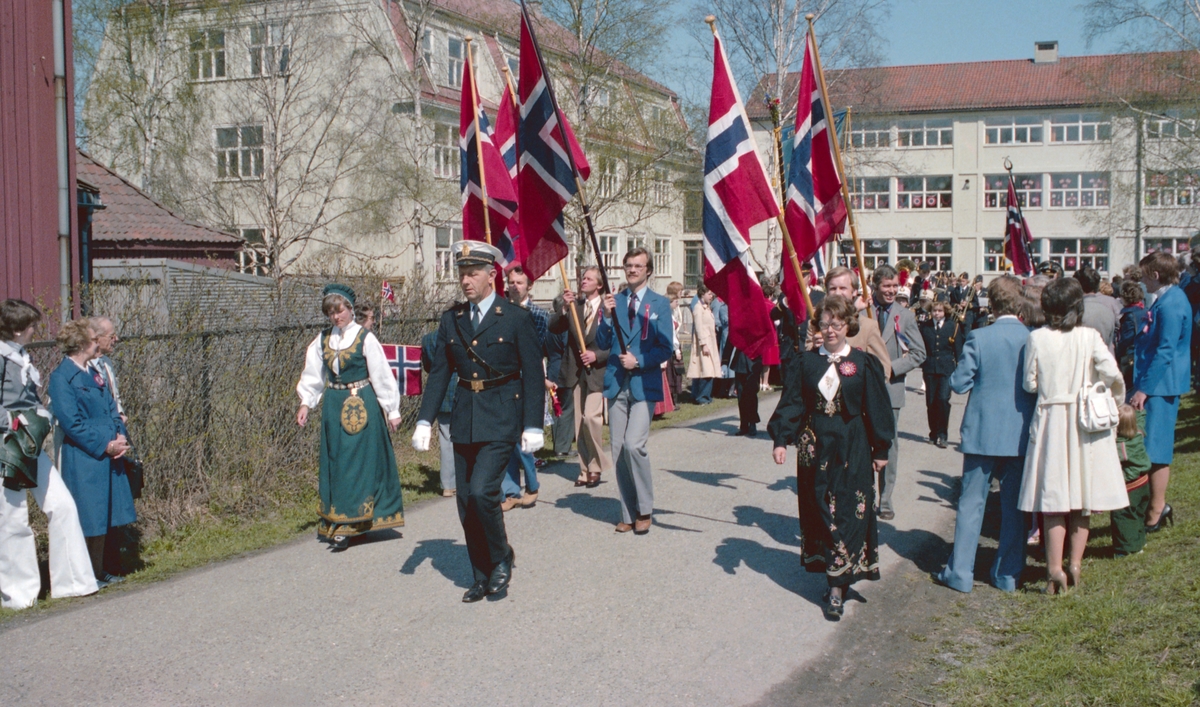 17.mai tog og feiring, Sagdalen Skole, Strømmen, samt kransnedleggelse ved minnesmerke over falne fra Skedsmo, nord for Strømmen kirke , reportasjebilder
