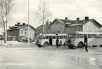 Ånge järnvägsstation. Anslutningsbussar står framför stationen. Vykort.