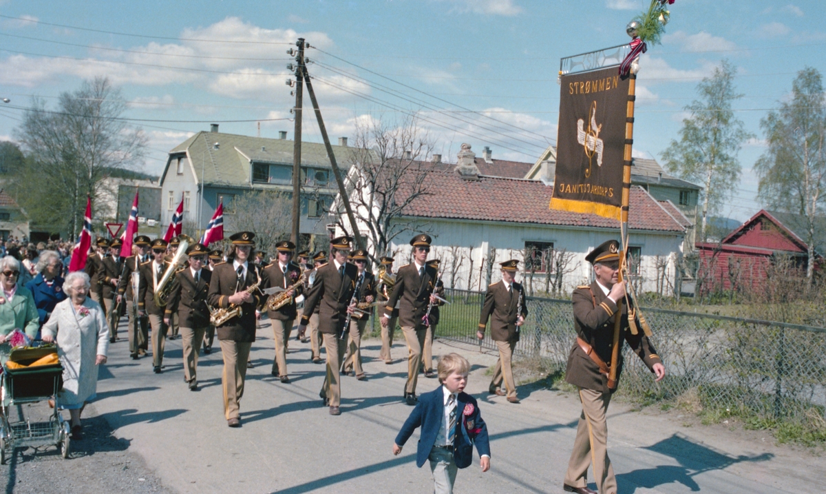 17.mai tog og feiring, Sagdalen Skole, Strømmen, samt kransnedleggelse ved minnesmerke over falne fra Skedsmo, nord for Strømmen kirke , reportasjebilder