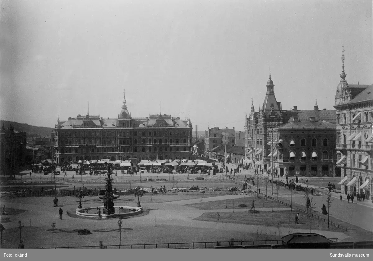 Den efter branden nyanlagda parken Vängåvan i förgrunden. I bakgrunden bl a Stora Torget och Hirschska huset. Till höger Storgatan.