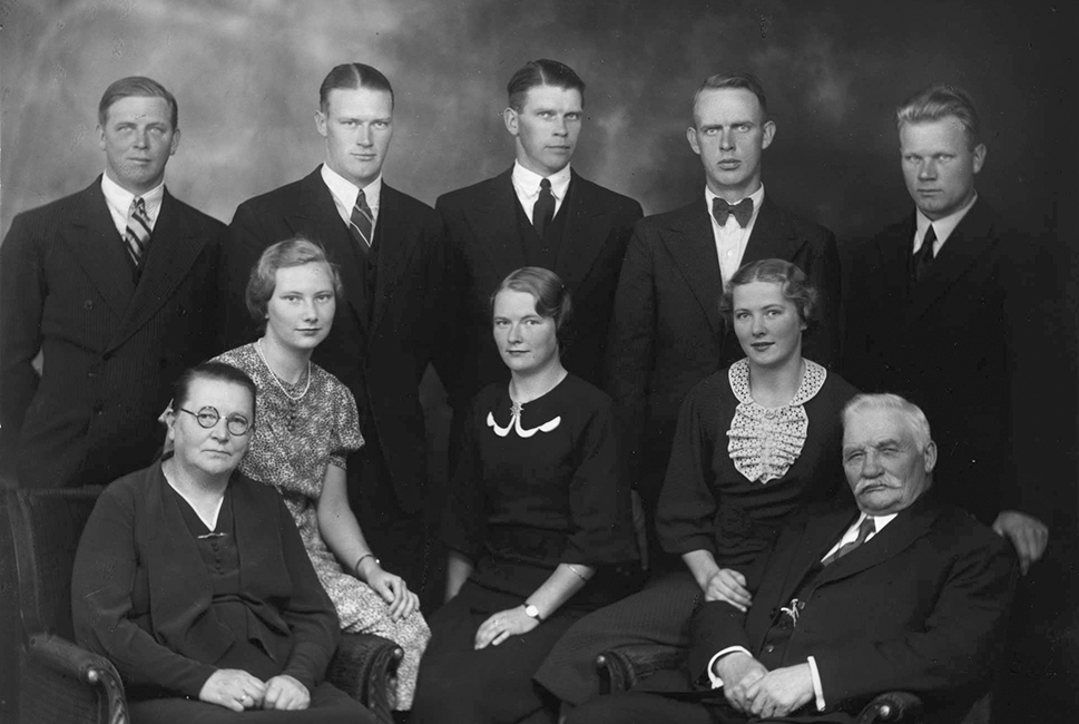 Johan Kristiansen og kona Kristiane og deres åtte barn. Bak fra venstre: Karstein, Johannes, Konrad, Kristoffer, Klemens. Mellom foreldrene: Lydia, Johanne og Elisabet (Bitten). Johan reiste fra Vang til Kristiania før 1900. Livnærer seg som vegvokter både i 1900 og 1910. og var bosatt på Bygdø. Johan var tvillingbror av Andreas Kristiansen som bodde i Åltomtbygningen (øvre bygning)fra 1896. Vang H.
