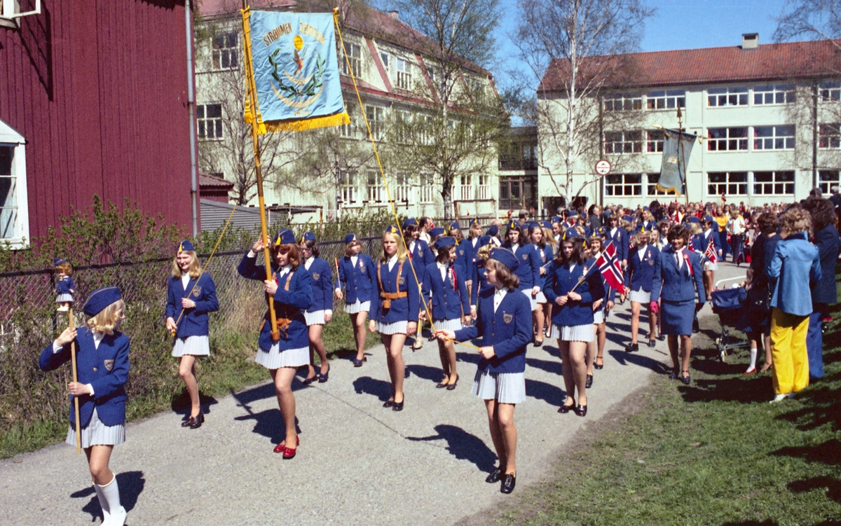 17.maifeiring, Strømmen, reportasjebilder