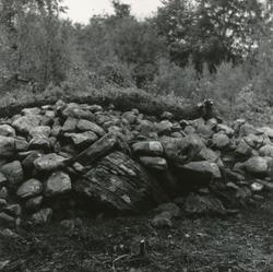 Dokumentasjonsbilder i serie fra arkeologiske utgravingar av