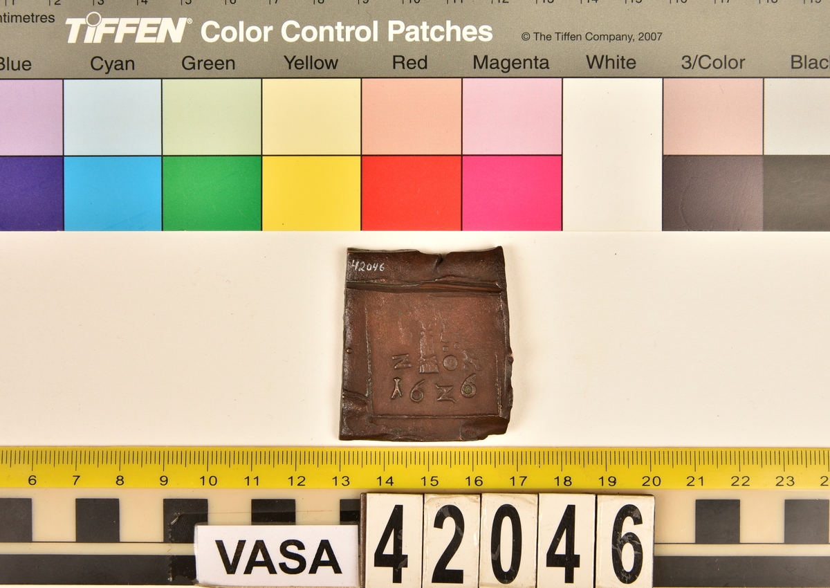 Ett fyrkantigt kopparmynt, s k klipping, med valören 2 öre.

På myntets åtsida syns versalerna G A R, placerade vågrätt mitt på myntet. Ovanför A:et är en krona svagt synlig. Under A:et syns versalen S. Åtsidans ram är delvis synlig. Präglingen är ocentrerad.
På myntets frånsida är en vasakärve svagt synlig. Till vänster om kärvens bas syns siffran två, i form av ett Z. Till höger om kärvens bas är versalerna ÖR delvis synliga. Längst ner på myntet står myntets präglingsår, 1626. Frånsidans ram är delvis synlig. Präglingen är ocentrerad.
Myntets vikt uppgår till 48,8 gram.
Myntets åtsida är krackelerad.

Text in English: Square-shaped coin. Denomination: 2 öre.
The obverse side has the initials G A R spaced horizontally in a row on the coin.  Above the initial A is a crown faintly  visible. Beneath the initial A is the initial S.
The coin stamp is off-centre. The frame is partly visible.
The reverse side has in the centre a Vasa sheaf, faintly legible. To the left of the sheaf is the numeral 2, shaped as a Z. To the right of the sheaf are the initials ÖR partly  visible.
The four digit year of coinage, 1626, is placed beneath the sheaf.
The coin stamp is off-centre. The frame is partly visible.
Present condition: the obverse side has a craquelure-like surface.
Weight: 48,8 gram.