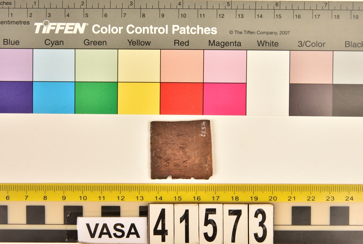 1 öre
Fyrkantigt mynt.
Åtsidan: tre kronor placerade i V-form, svagt och delvis synliga. Versalerna G A R svagt och delvis synliga och placerade i upp och nedvänd V-form med G till vänster, A ovanför och R till höger om kronorna.
Det fyrsiffriga präglingsåret - längst ner på myntet - är 1626.
Ocentrerad prägling. Ram delvis synlig.
Frånsidan: två korsade pilar under en krona, svagt och delvis synliga.
Till vänster höger om pilarna siffran 1, till höger versalerna ÖR, svagt  synliga.
Ocentrerad prägling. Ram delvis synlig.
Nuvarande skick: bägge sidor slitna.  åtsidan sliten  frånsidan sliten.   jack  valsklump   korroderat   krackelerat
Vikt: 17,6 gram.