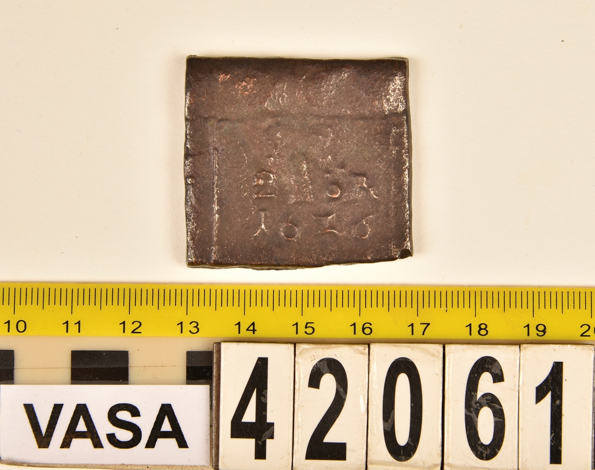 2 öre
Fyrkantigt mynt.
Åtsidan: versalerna G A R svagt och delvis synliga. Placerade vågrätt i rad mitt på myntet. Ovanför versalen A en krona svagt delvis synlig. Under A:et versalen S svagt delvis synlig. Mellan och runt versalerna fyra punkter.
Ocentrerad prägling. Ram delvis synlig.
Frånsidan: mitt på myntet en vasakärve, svagt och delvis synlig.
Till vänster om kärvens bas siffran två, i form av ett Z, svagt delvis synlig. Till höger om kärvens bas versalerna ÖR, svagt  delvis synliga.
Det fyrsiffriga präglingsåret - längst ner på myntet - är 1626.
Ocentrerad prägling. Ram delvis synlig.
Nuvarande skick: bägge sidor slitna.  åtsidan sliten  frånsidan sliten.   jack  valsklump   korroderat   krackelerat
Vikt: 45,5 gram.