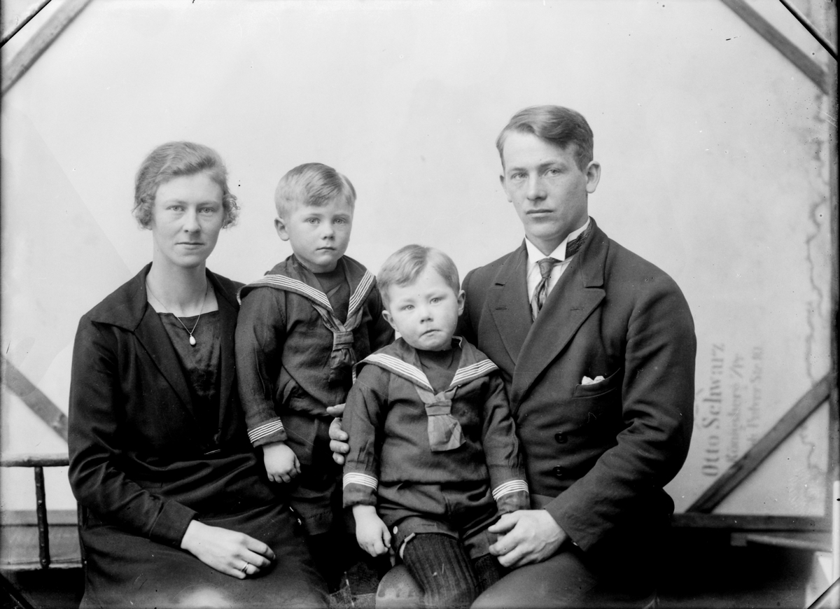 Studioportrett av Olaf Holand med familie.