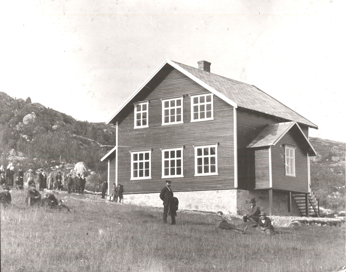 Skolehus med mange mennesker utenfor. Jarfjord i Finnmark.
Bildet tatt før 1920.