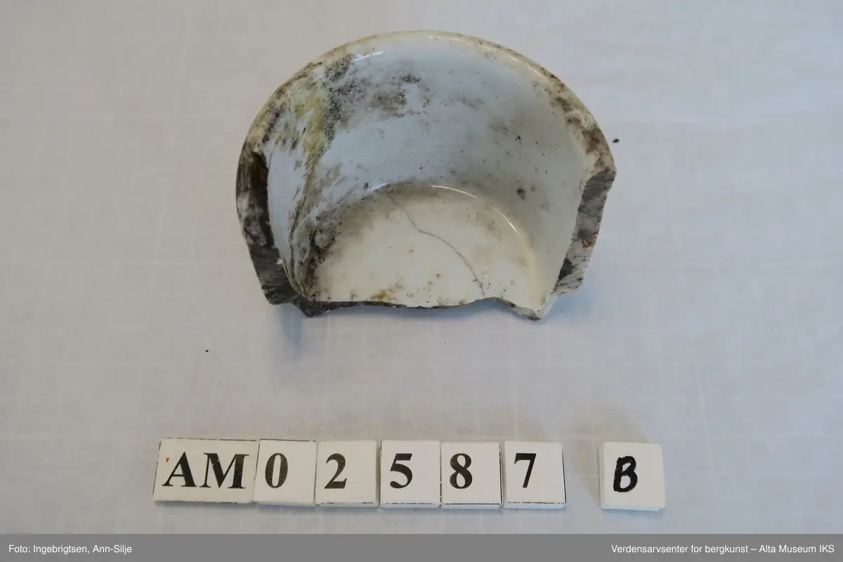 Hvite porselenskopper (3 stk) og -krukker (2 stk.). På undersiden er det stemplet med produsentmerke og emblemet til den tyske krigsmarine som består av et hakekors med en ørn over. Den ene krukken har et halvt lokk.