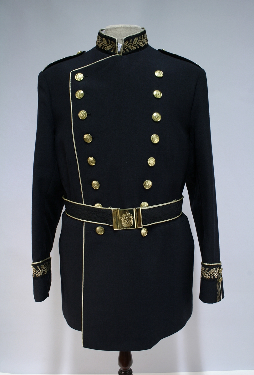 Sort gallauniform med gullbrodert ekebladsdekor på krave og mansjetter og skuldersitinksjon for politimester. Jakke og bukse med belte.