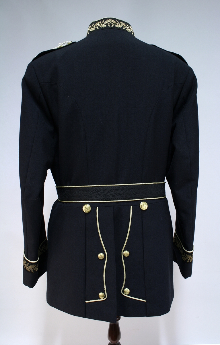 Sort gallauniform med gullbrodert ekebladsdekor på krave og mansjetter og skuldersitinksjon for politimester. Jakke og bukse med belte.