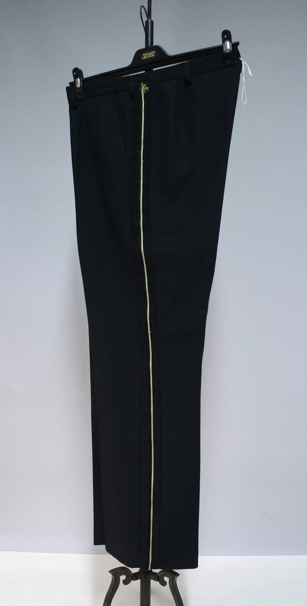 Sort gallauniform med gullbrodert ekebladsdekor på krave og mansjetter og skuldersitinksjon for politimester. Jakke og bukse med belte.