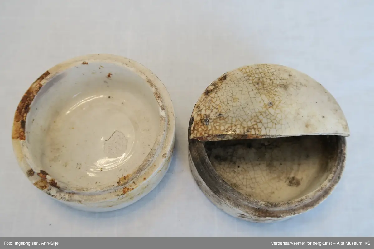 Hvite porselenskopper (3 stk) og -krukker (2 stk.). På undersiden er det stemplet med produsentmerke og emblemet til den tyske krigsmarine som består av et hakekors med en ørn over. Den ene krukken har et halvt lokk.