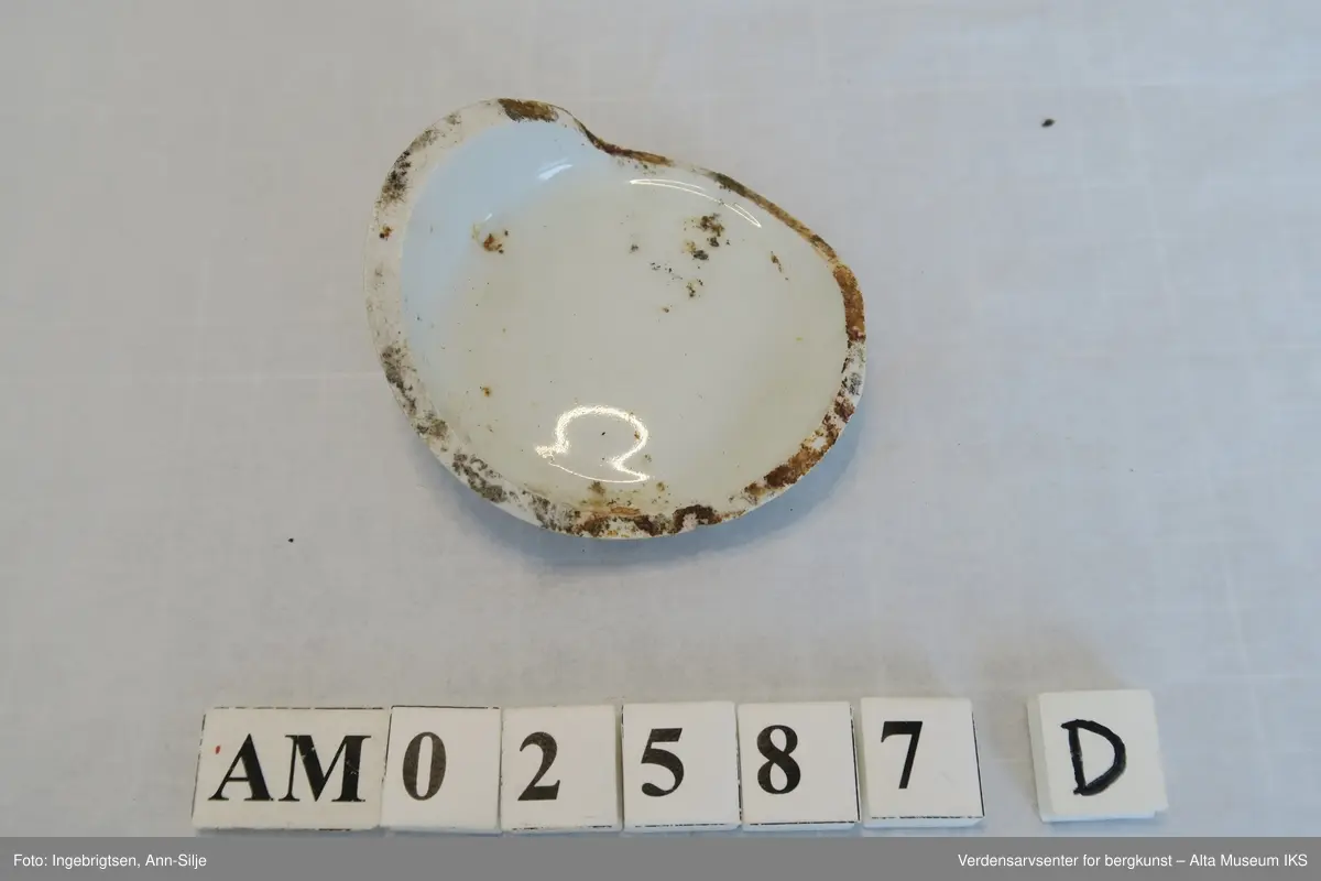 Hvite porselenskopper (3 stk) og -krukker (2 stk.). På undersiden er det stemplet med produsentmerke og emblemet til den tyske krigsmarine som består av et hakekors med en ørn over. Den ene krukken har et halvt lokk.