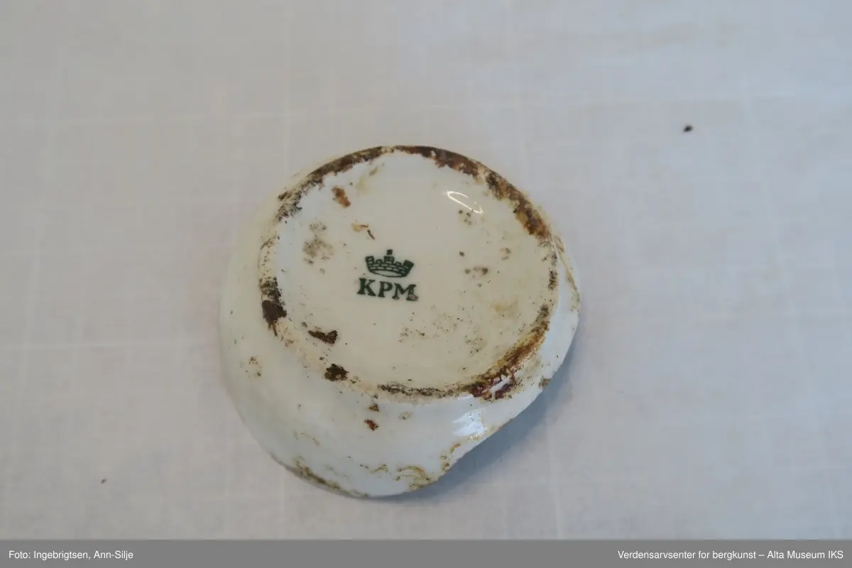 Hvite porselenskopper (3 stk) og -krukker (2 stk.). På undersiden er det stemplet med produsentmerke og emblemet til den tyske krigsmarine som består av et hakekors med en ørn over. Den ene krukken har et halvt lokk.