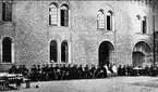 Fästningen. Officerare vid eftermiddagskaffet utanför officersmässen (slutvärnet) på Karlsborg 1870-talet.