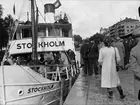 Personal med familjer från Upsala Ångqvarns AB går ombord på ångfartyget Stockholm i Uppsala hamn