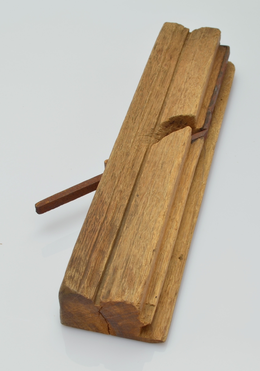 Bruk: Høvelen vert nytta til å høvle ut not i panel som har not og fjør. Til dette arbeidet nyttar ein 2 høvlar som er not og fjørhøvel. Desse vert då kalla ploghøvlar.