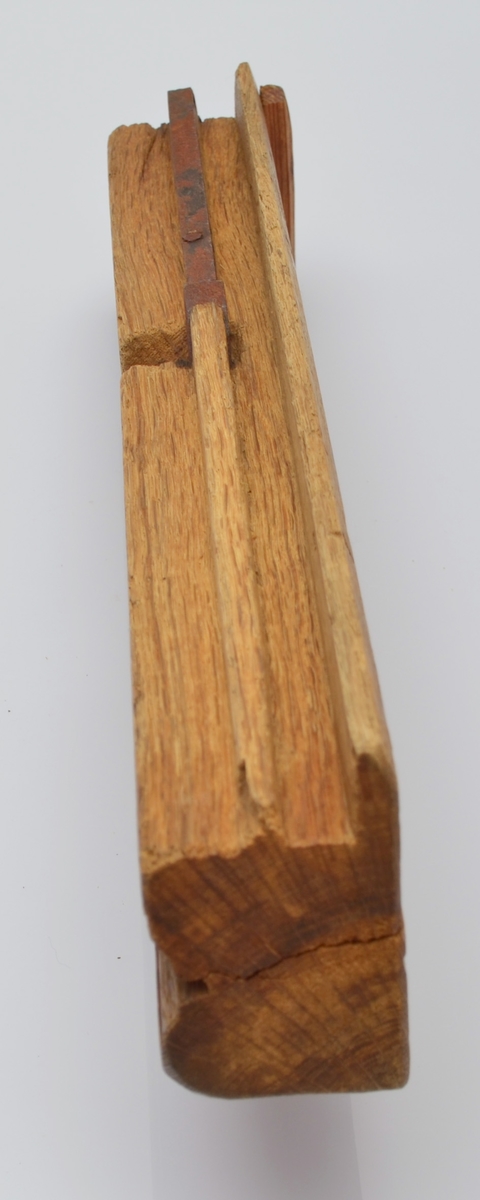 Bruk: Høvelen vert nytta til å høvle ut not i panel som har not og fjør. Til dette arbeidet nyttar ein 2 høvlar som er not og fjørhøvel. Desse vert då kalla ploghøvlar.