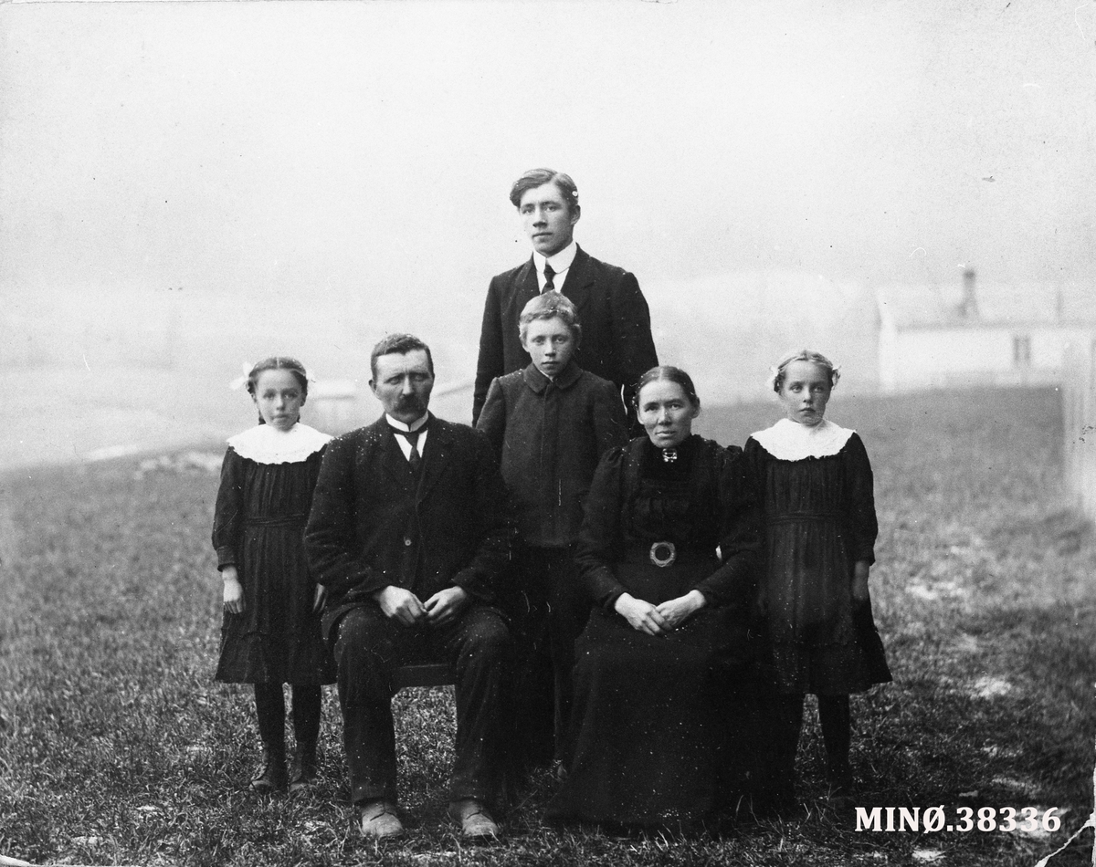 Familiebilde - Anne og Ola Bjørkeng med sønnene Eystein (bakerst) og Berta, Kolbjørn og Gislaug.
