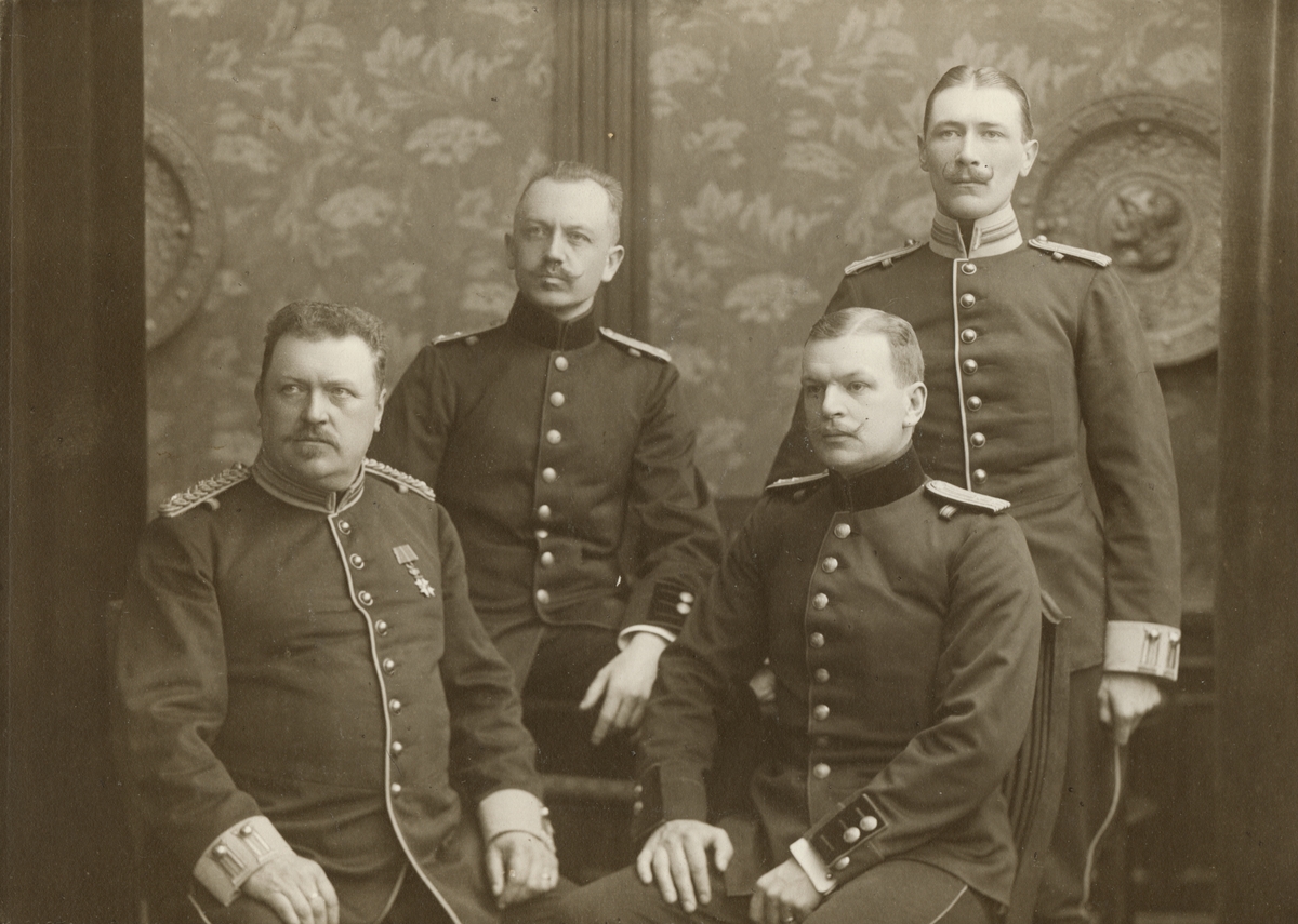 Officersporträtt tagna vid militärskolan i Gävle 1904-1905.