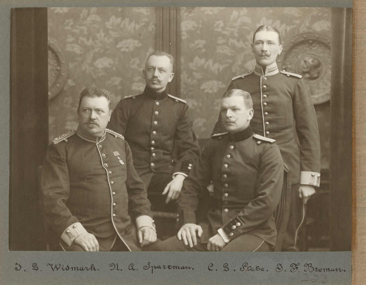 Officersporträtt tagna vid militärskolan i Gävle 1904-1905.