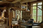 Interiör från Skansens snickerifabrik. Verktyg och material hänger på rad.