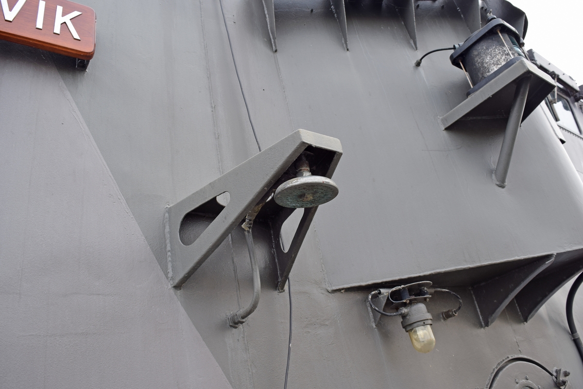 Dusch utombord på robotbåten HMS Västervik. Använd för att duscha av och sanera personal som kontaminerad med stridsgaser eller radioaktivt nedfall innan de släpps in i fartyget igen.
