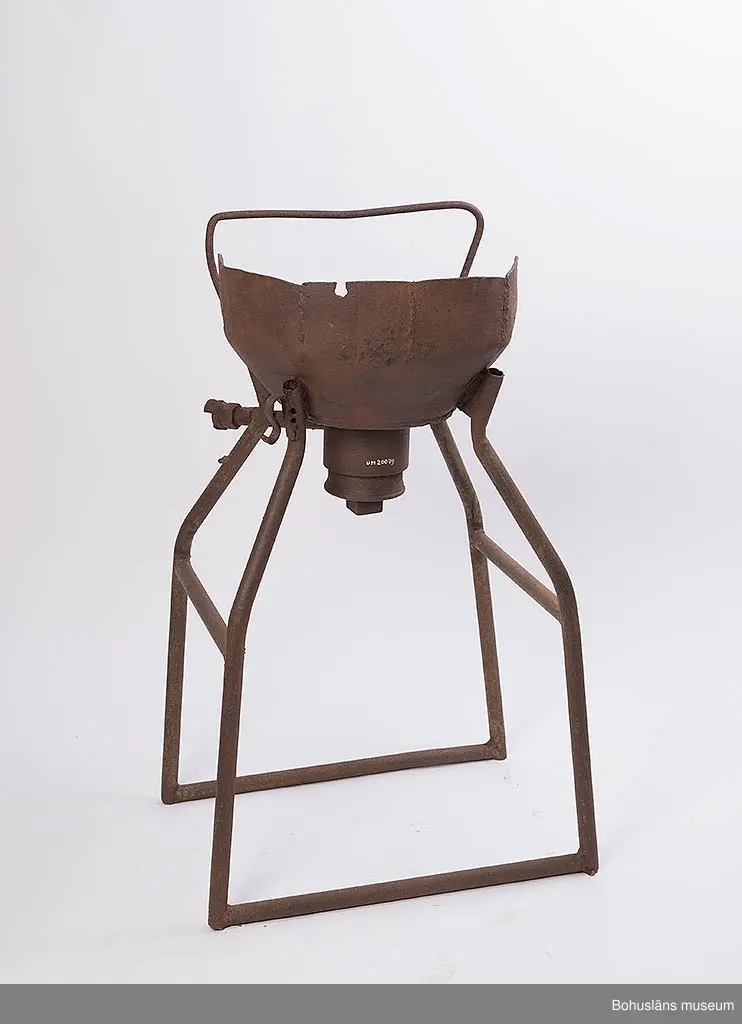 Ässjans ben består av fyra rör som är sammansvetsad med ässjans cylinderformade 
eldstad och två sammansvetsade rör som stöd, samt ett bygelformat handtag. 
Under eldstaden finns en koppling för tryckluftslangen.