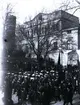 Förstamajtåg som gick förbi teatern vid Larmtorget.  På plakatet demonstreras det mot den 40-gradiga inkomstbaserade röstskalan, som avskaffades 1918.