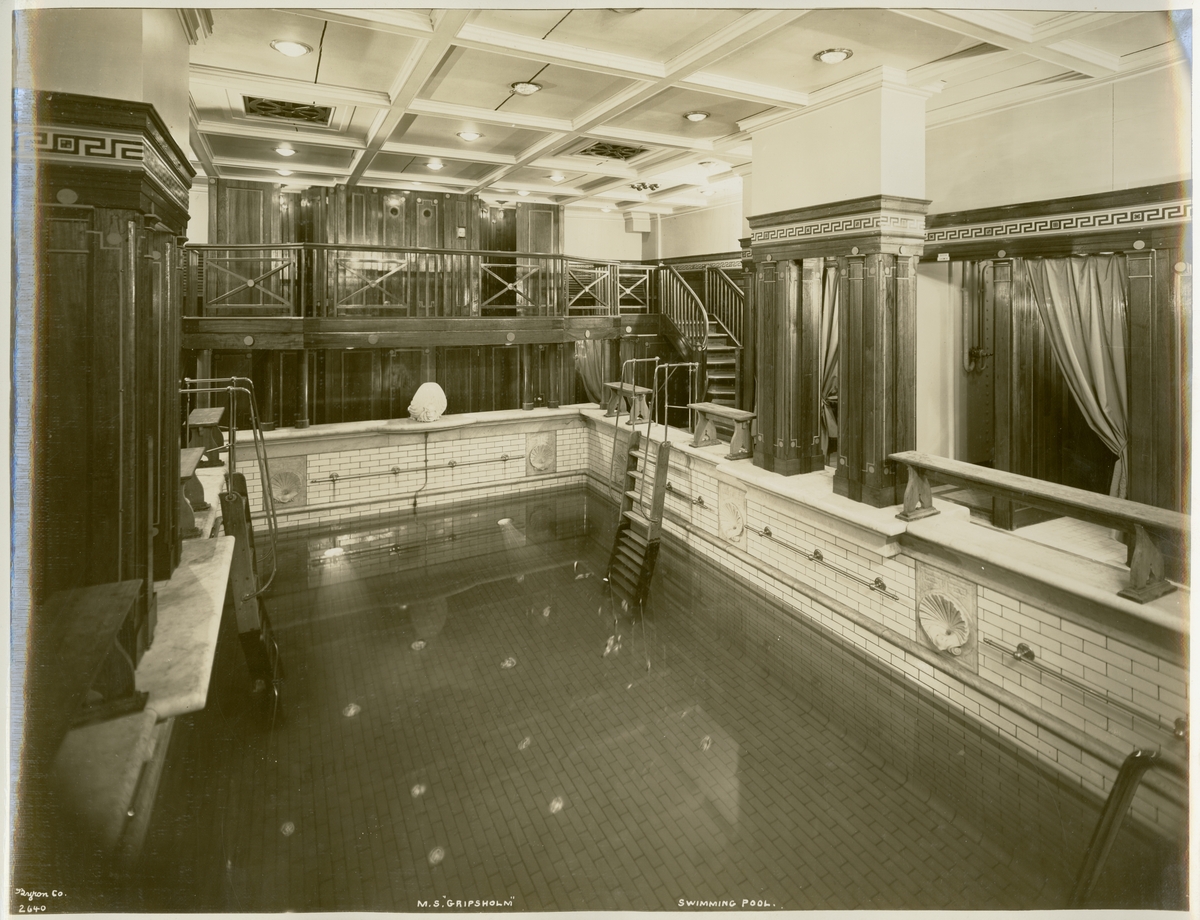 Badbassäng ombord på Svenska Amerika Liniens passagerarfartyg GRIPSHOLM