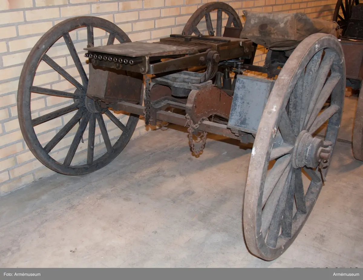 Grupp E IV a.

Detta är den första tillverkade kulsprutan av Palmcrantz & Winborg m/1875. Dock finns inget skrivet på tillverkningsplåten med uppgifter om tillverkare och år. Däremot syns tillverkningsnumret.
Magasin saknas liksom patronledare och verktyg. Se stämpel på insidan av verktygslådans lockstöd.