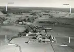 Flygbild över Blackstad sn. Rörsberg, gårdar åkrar och skog.