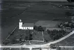 Flygfoto över Gårdby kyrka och kyrkogård på Öland.