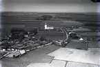 Flygfoto över Sandby kyrka och kyrkogård.