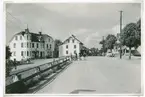 Stadsvy, gata med bostadshus och barn.