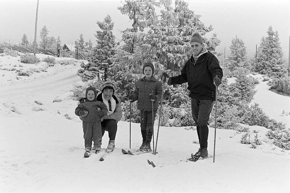 Sjusjøen, vinter.  Familie på ski,
