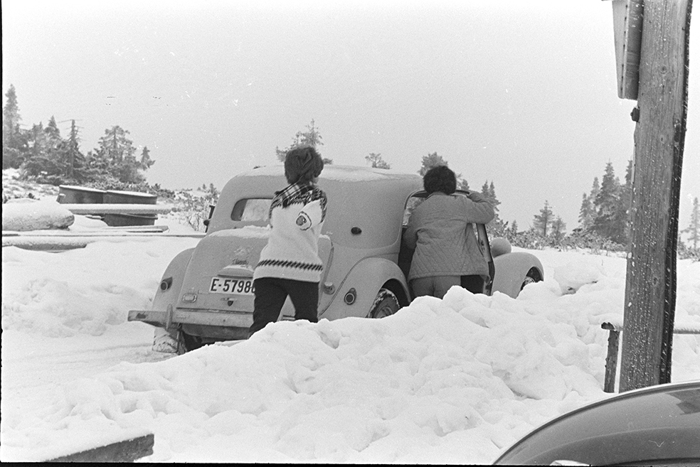 Sjusjøen, vinter, bil, startproblemer, Citroën Traction Avant (?)