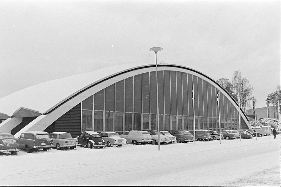 Hamarhallen, eksteriør, parkering, personbiler.