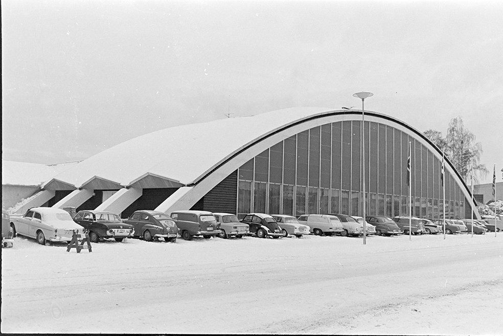 Hamarhallen, eksteriør, parkering, personbiler.