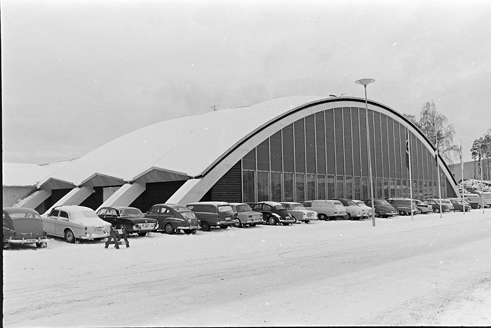 Hamarhallen, eksteriør, parkering, personbiler.