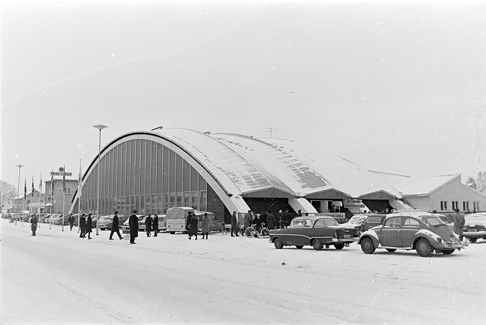 Hamarhallen, eksteriør, parkering, personbiler.