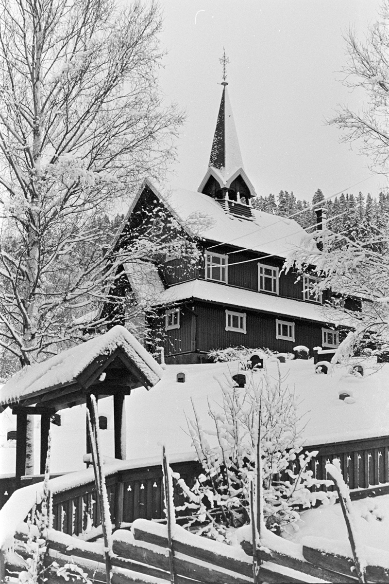 Strandlykkja kirke, eksteriør, vinter.