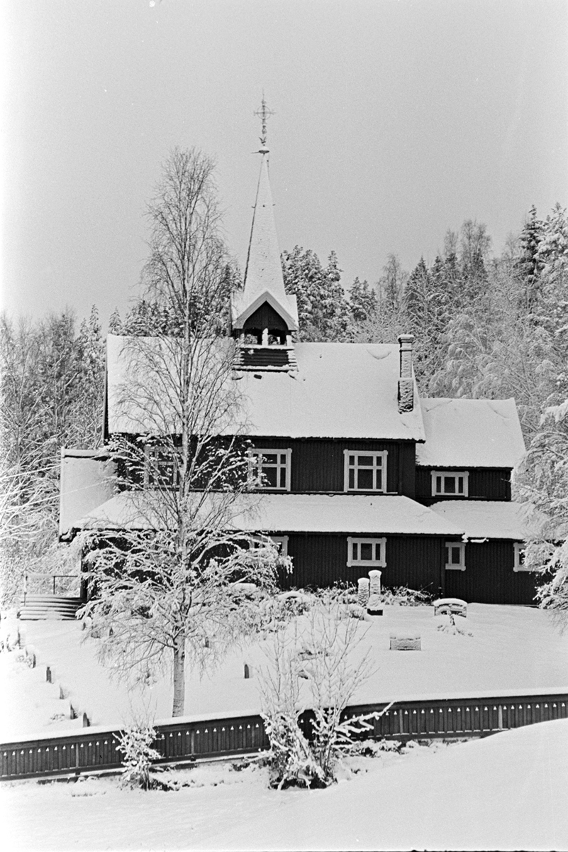 Strandlykkja kirke, eksteriør, vinter.
