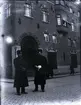 Två poliser i pälsmössor och rockar patrullerar vid korsningen Storgatan-Kaggensgatan.
I bakgrunden Handelsbankshuset, som uppfördes 1913 efter ritningar av stadsarkitekten i Malmö A. Stoltz.
